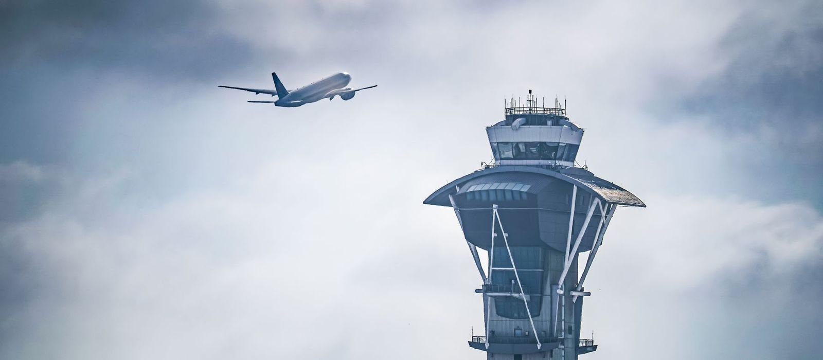 Avión despegando junto a una torre de control