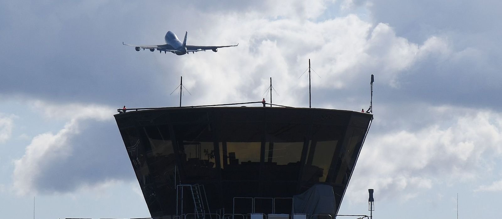 Avión despegando sobre una torre de control