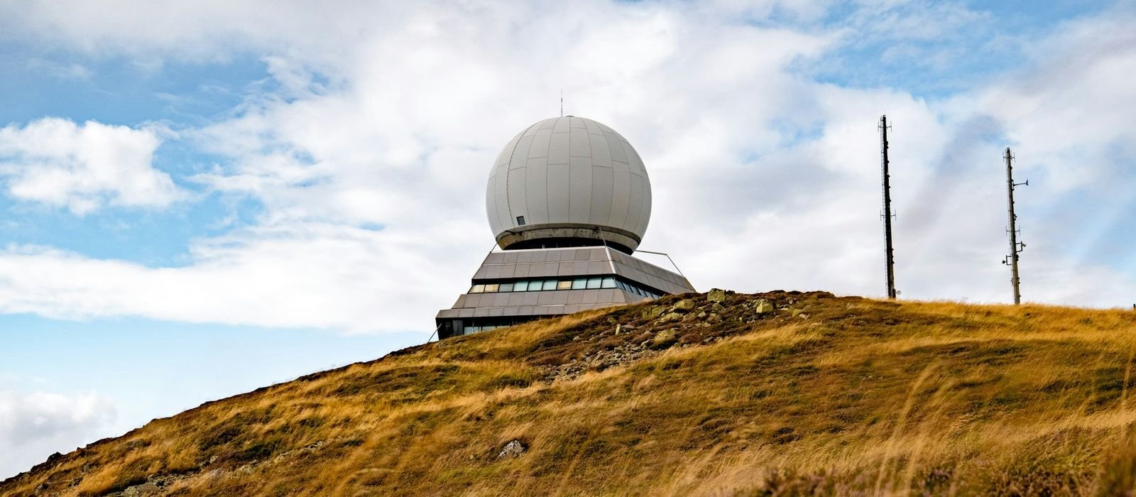 Cúpula de radar en una colina
