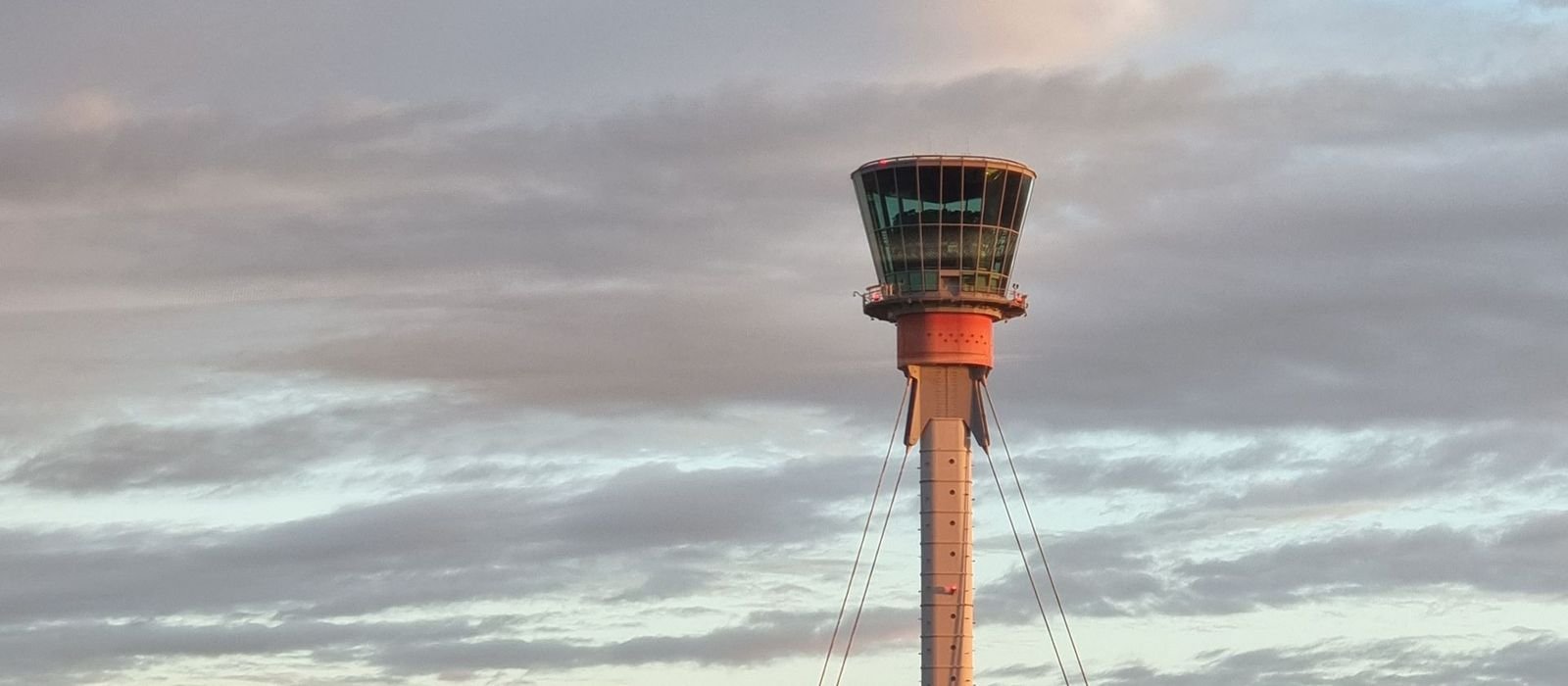 Torre de control al atardecer