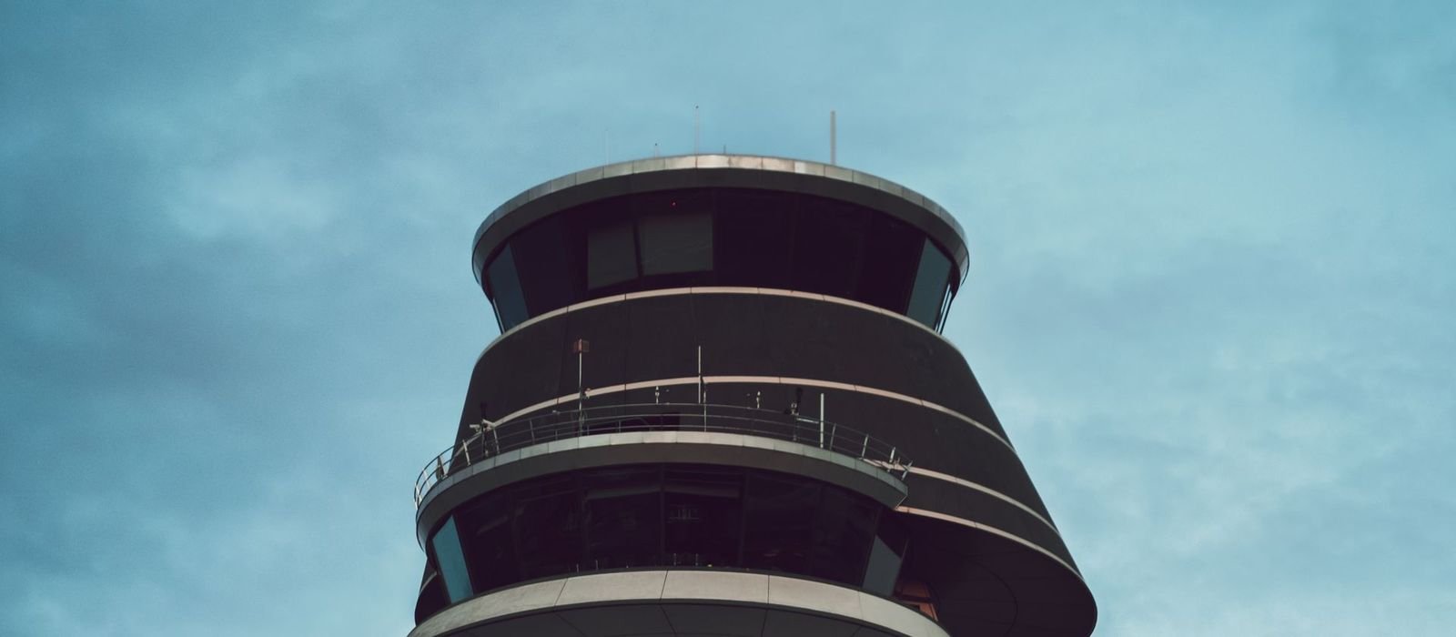 Torre de control bajo un cielo azul