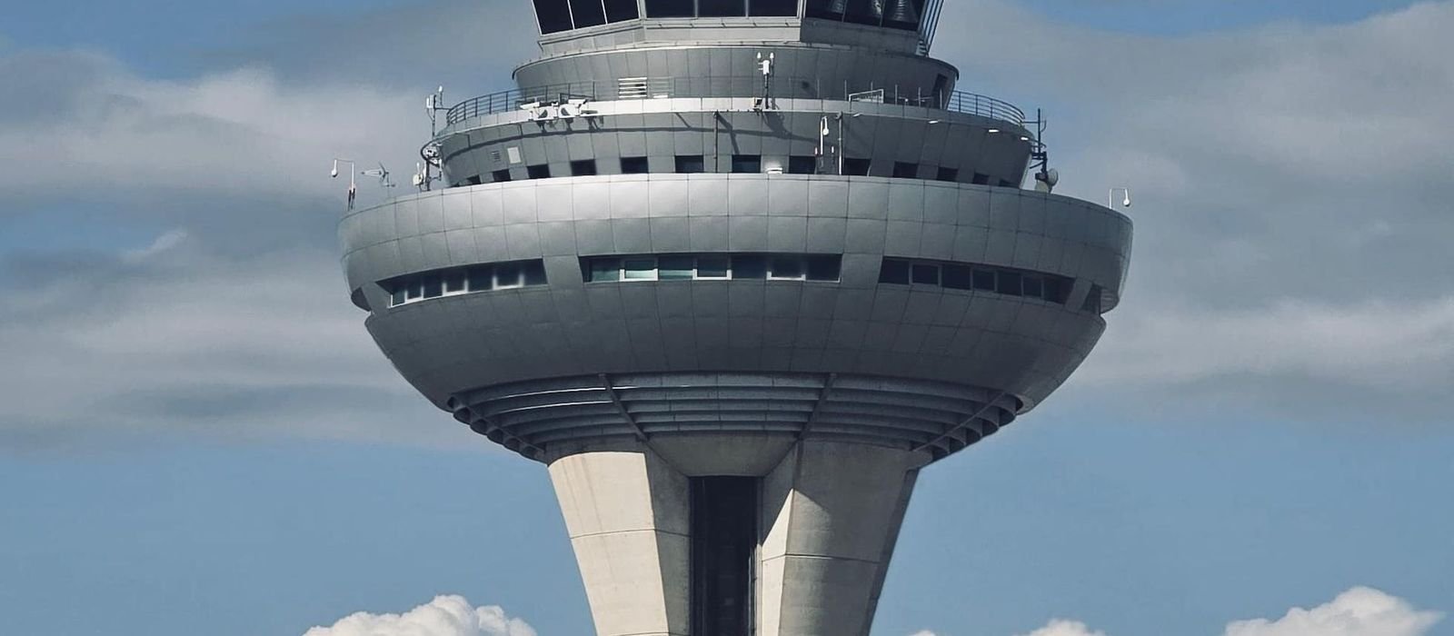 Torre de control bajo un cielo con nubes