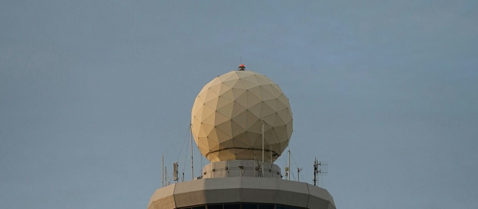 Torre de control moderna con una cúpula de radar