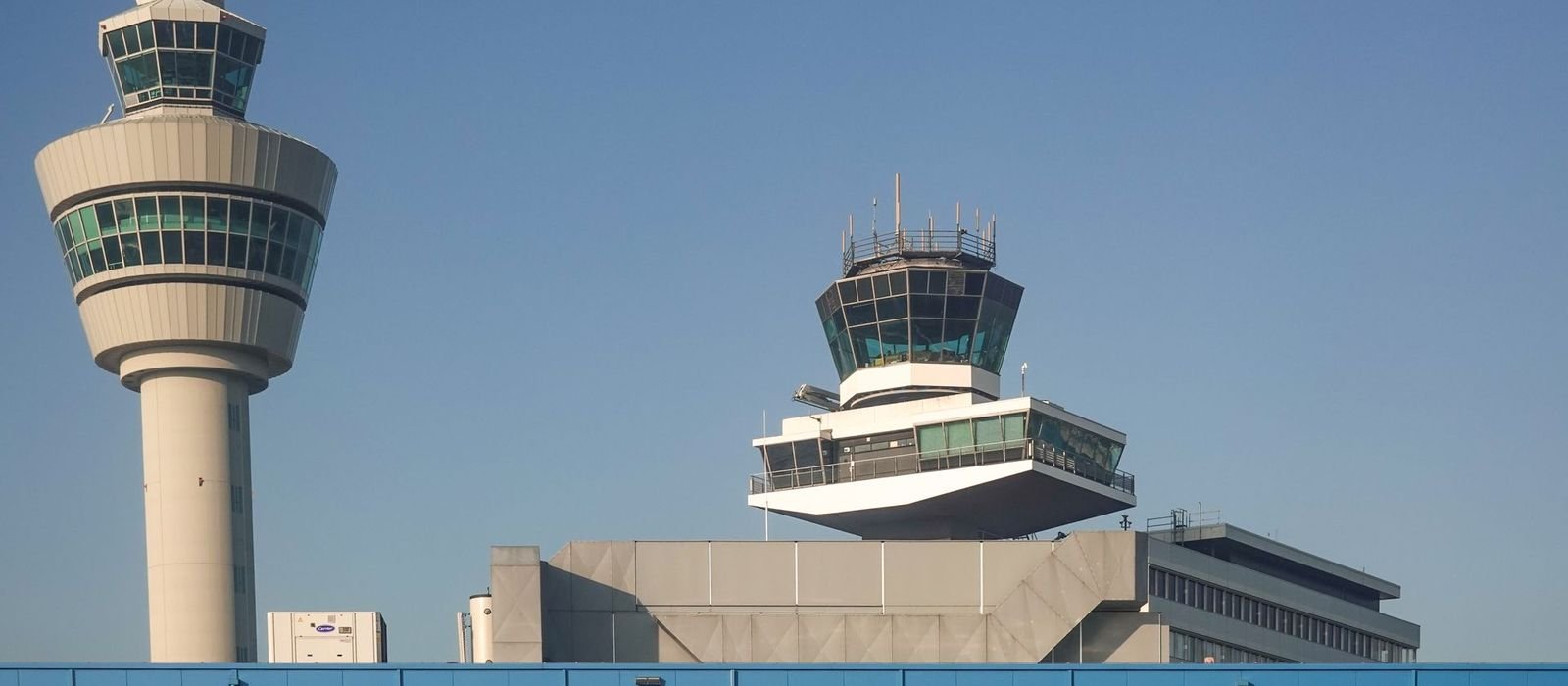 Dos torres de control de un aeropuerto